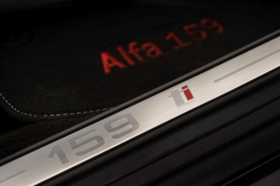 Детали интерьера Alfa Romeo 159 Ti (939A) 2008 года  (ZA) (фото 26 из 27)